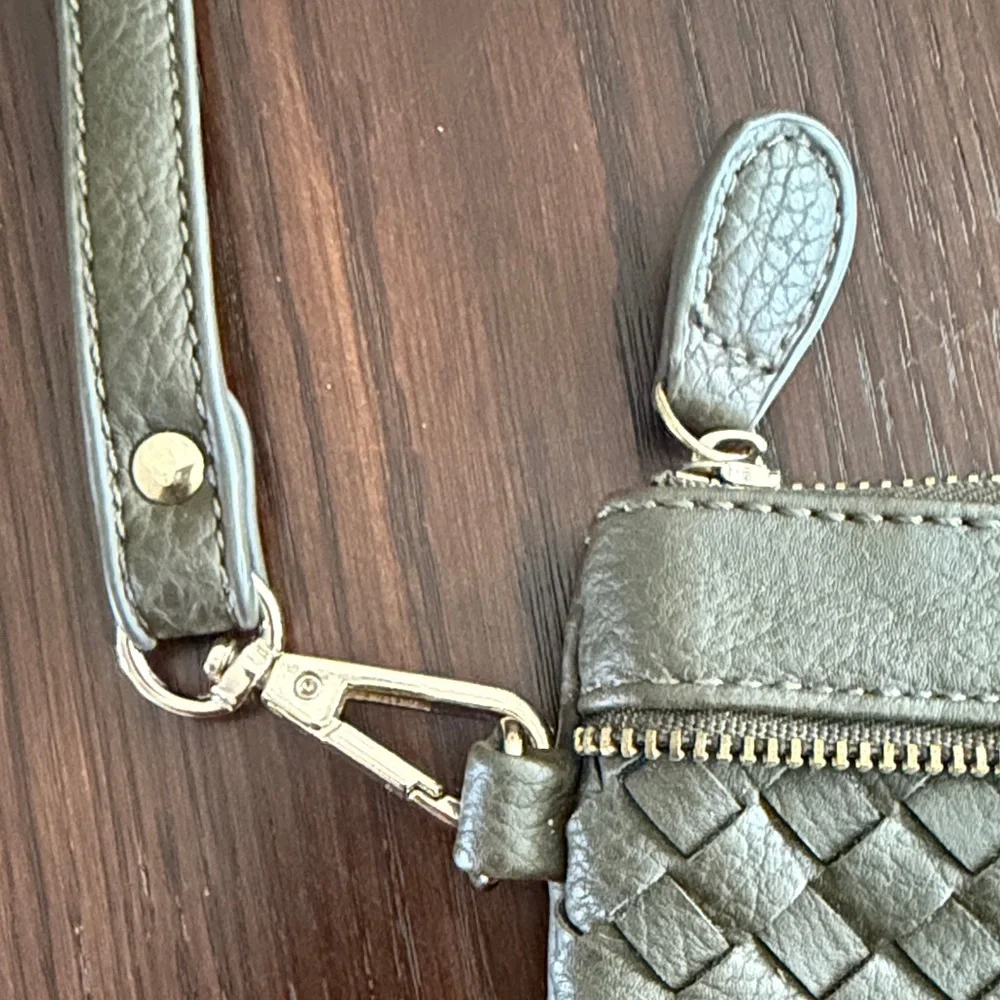 Nine West Olive Green Woven Faux Leather Zip Wristlet Clutch NWOT